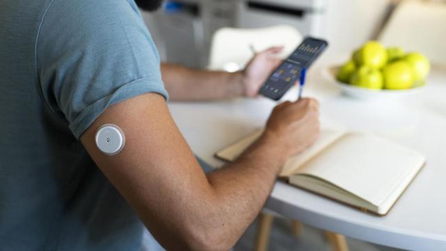 Hombre con sensor de glucosa.