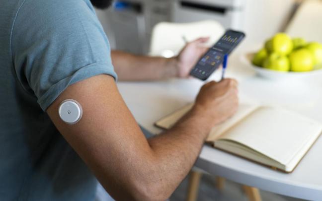 Hombre con sensor de glucosa.