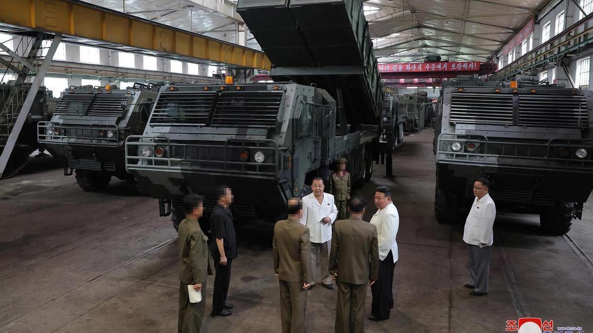 Kim Jong-un inspecciona una fábrica de armas en Corea del Norte.
