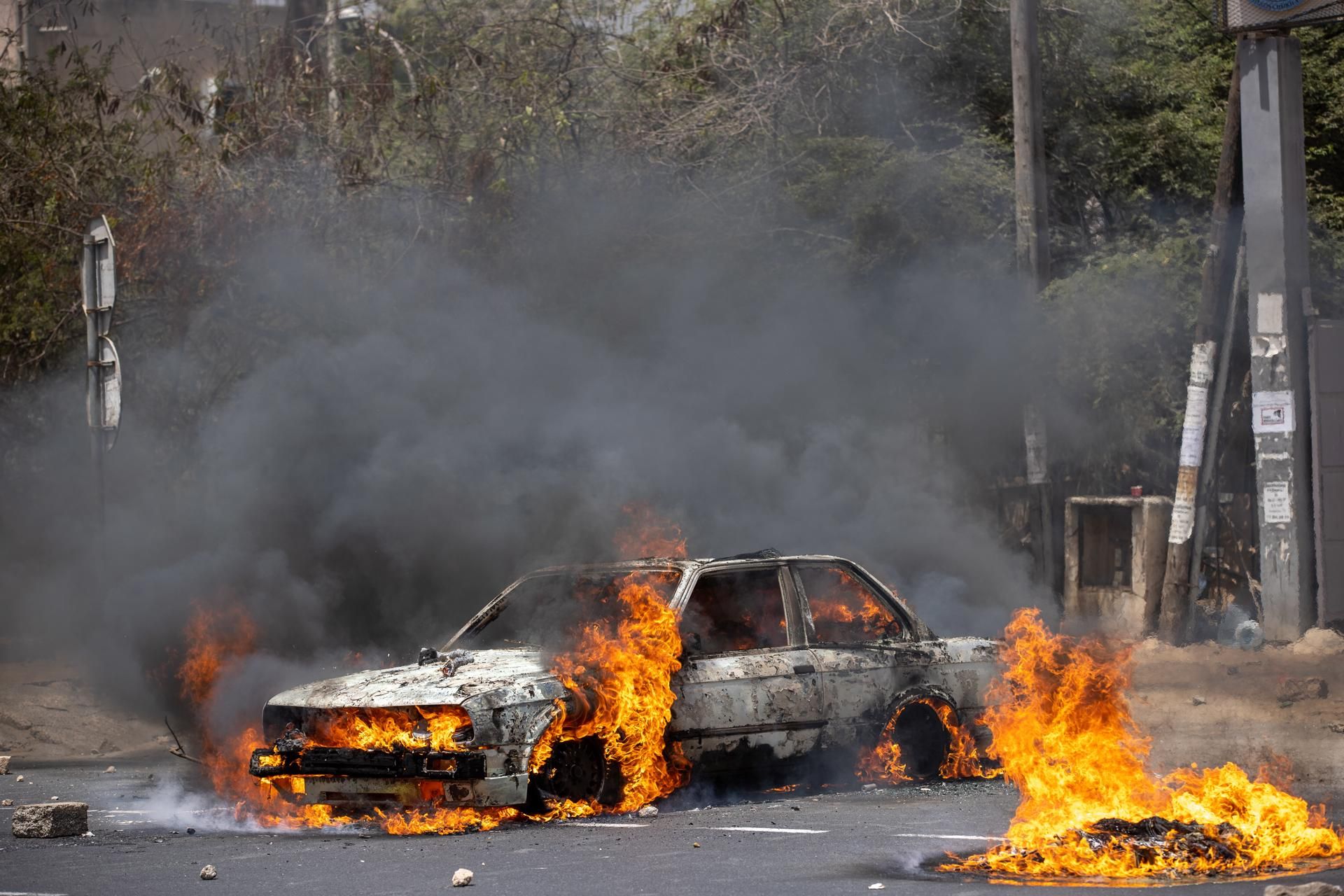 Un coche ardiendo en los alrededores de la Universidad Cheikh Anta Diop durante las protestas en Dakar (Senegal).