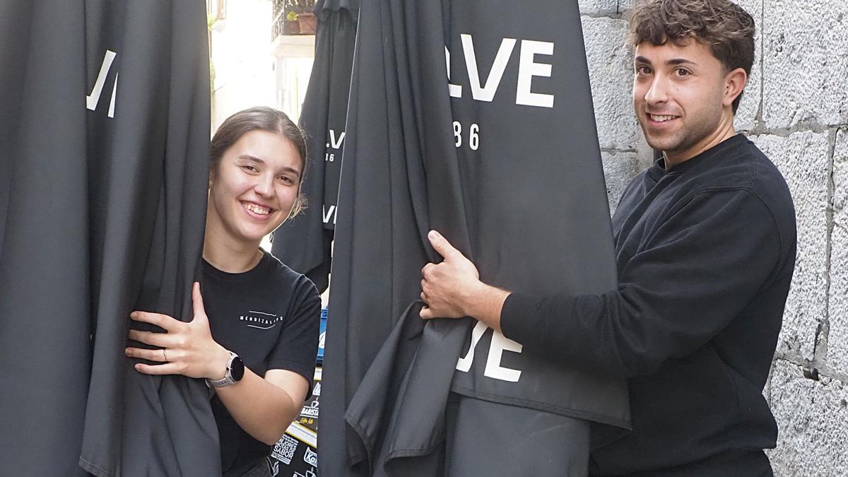Nahia Plazaola y Julen Berrondo en la terraza de Mendizaliek.