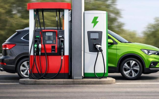 Una estación de servicio con un punto de recarga para coches eléctricos.