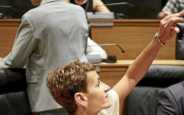 María Chivite (PSN) y Uxue Barkos (Geroa Bai), durante la primera jornada de la sesión de investidura de la líder socialista, que volverá a comandar un tripartito progresista. | FOTOS: E. PRESS Y EFE María Chivite (PSN) y Uxue Barkos (Geroa Bai), durante la primera jornada de la sesión de investidura de la líder socialista, que volverá a comandar un tripartito progresista. | FOTOS: E. PRESS Y EFE