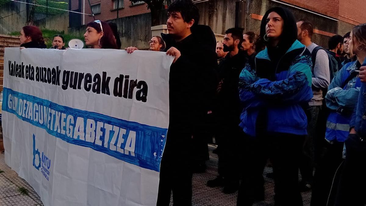 Concentrados frente al edificio a la espera del desahucio
