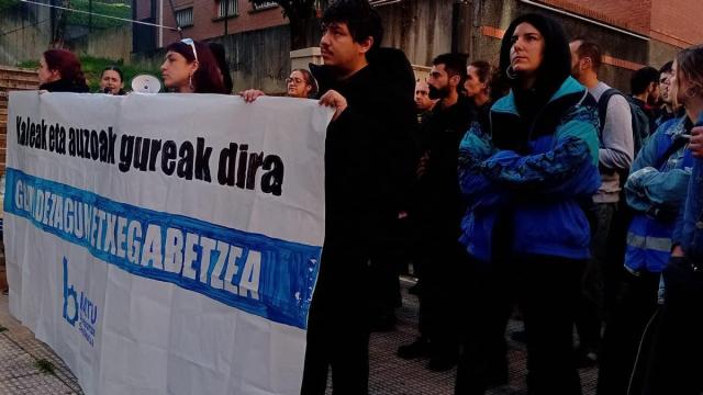 Concentrados frente al edificio a la espera del desahucio