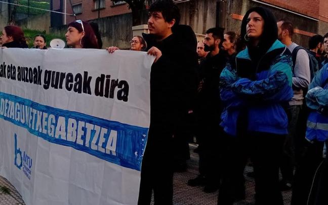 Concentrados frente al edificio a la espera del desahucio