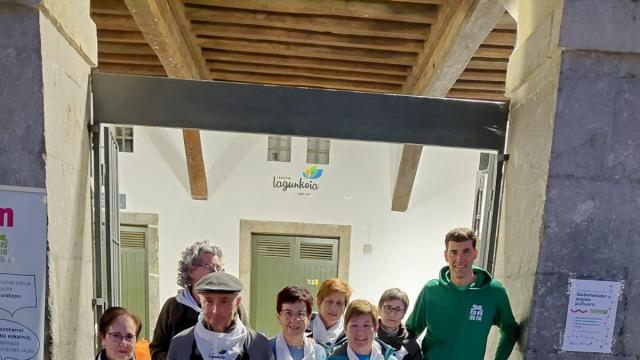 Joan den asteko Gabonetako argiak piztean