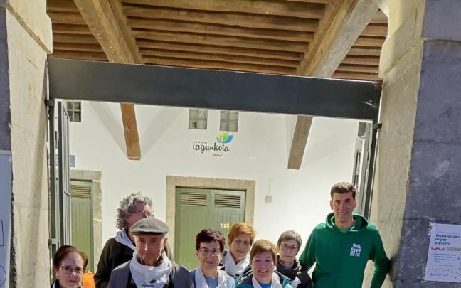 Joan den asteko Gabonetako argiak piztean