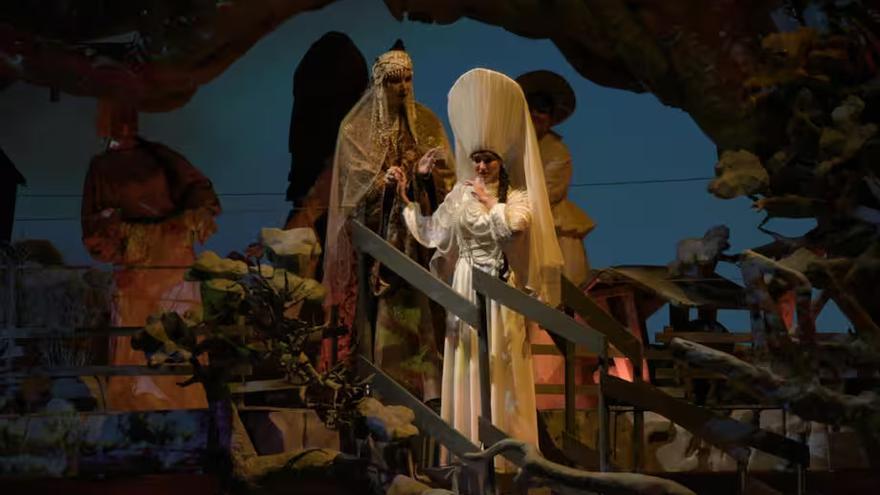 Un dúo femenino canta una pieza durante el estreno de la ópera 'Mandrágora'.