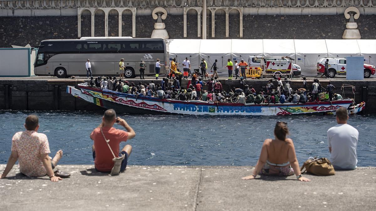 Llegada de un cayuco a Canarias.