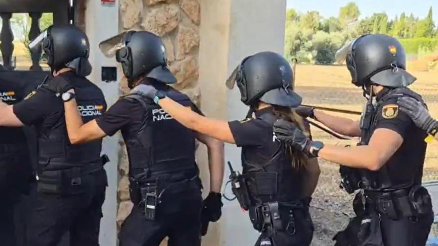 La Policía Nacional en uno de los registros.