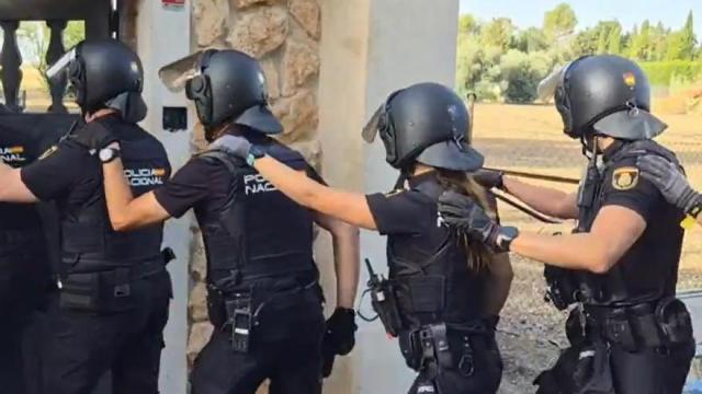La Policía Nacional en uno de los registros.