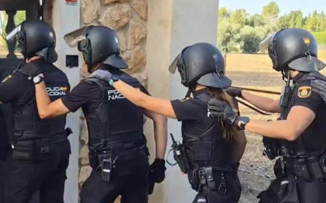 La Policía Nacional en uno de los registros.
