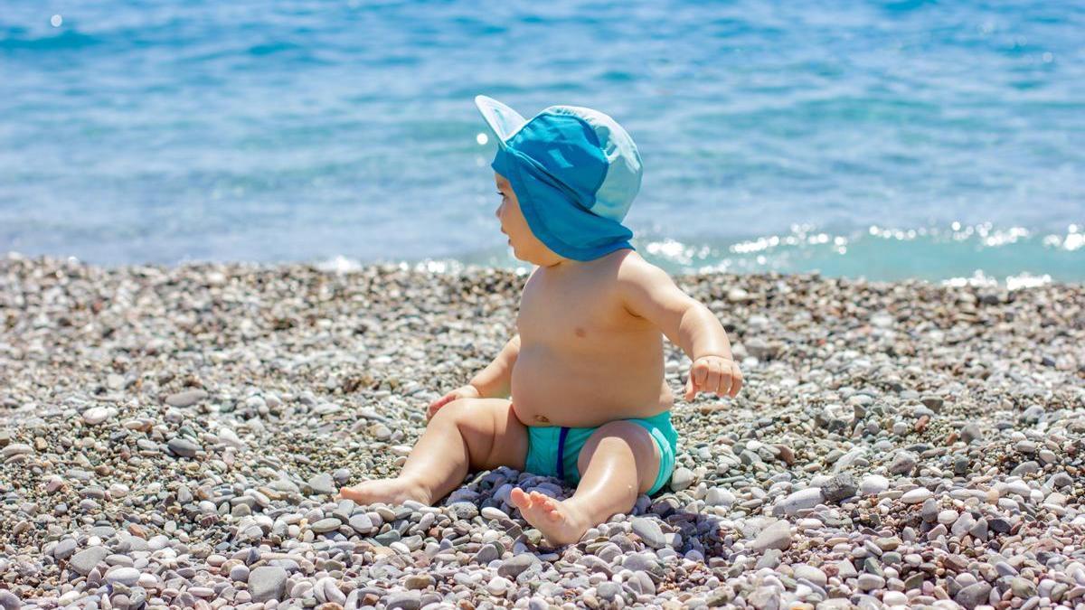 Bebé en una playa.