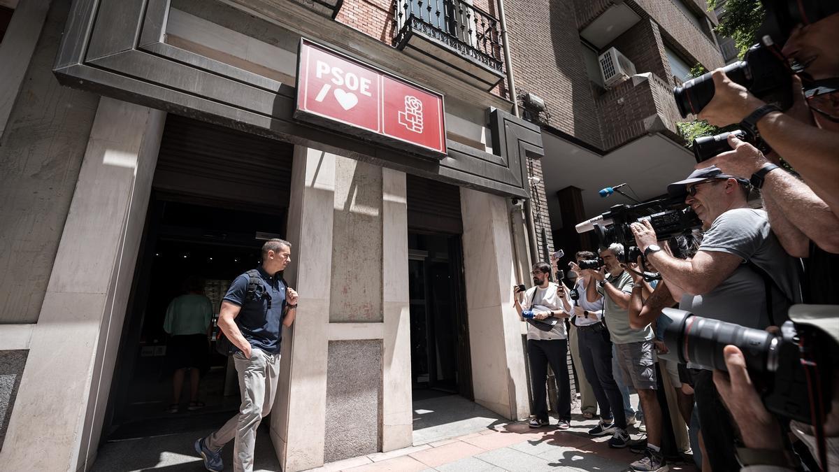 Un agente de la UCO sale de Ferraz en un registro realizado en 20 junio de 2025.