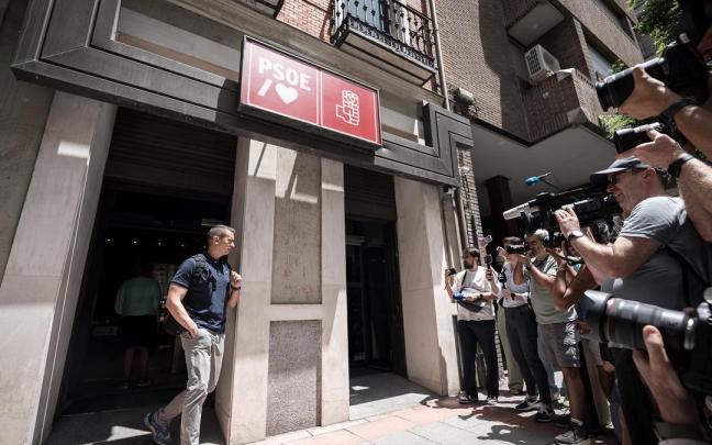 Un agente de la UCO sale de Ferraz en un registro realizado en 20 junio de 2025.