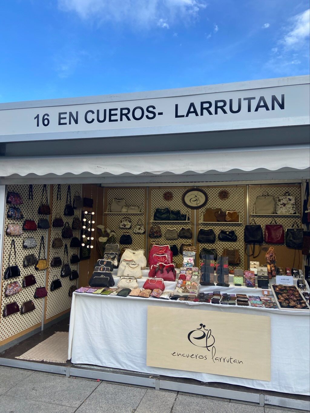 El puesto de Encueros Larrutan en las ferias de artesanía.