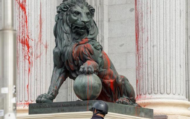 Activistas por el clima manchan con pintura roja la fachada de los Leones del Congreso Activistas por el clima manchan con pintura roja la fachada de los Leones del Congreso