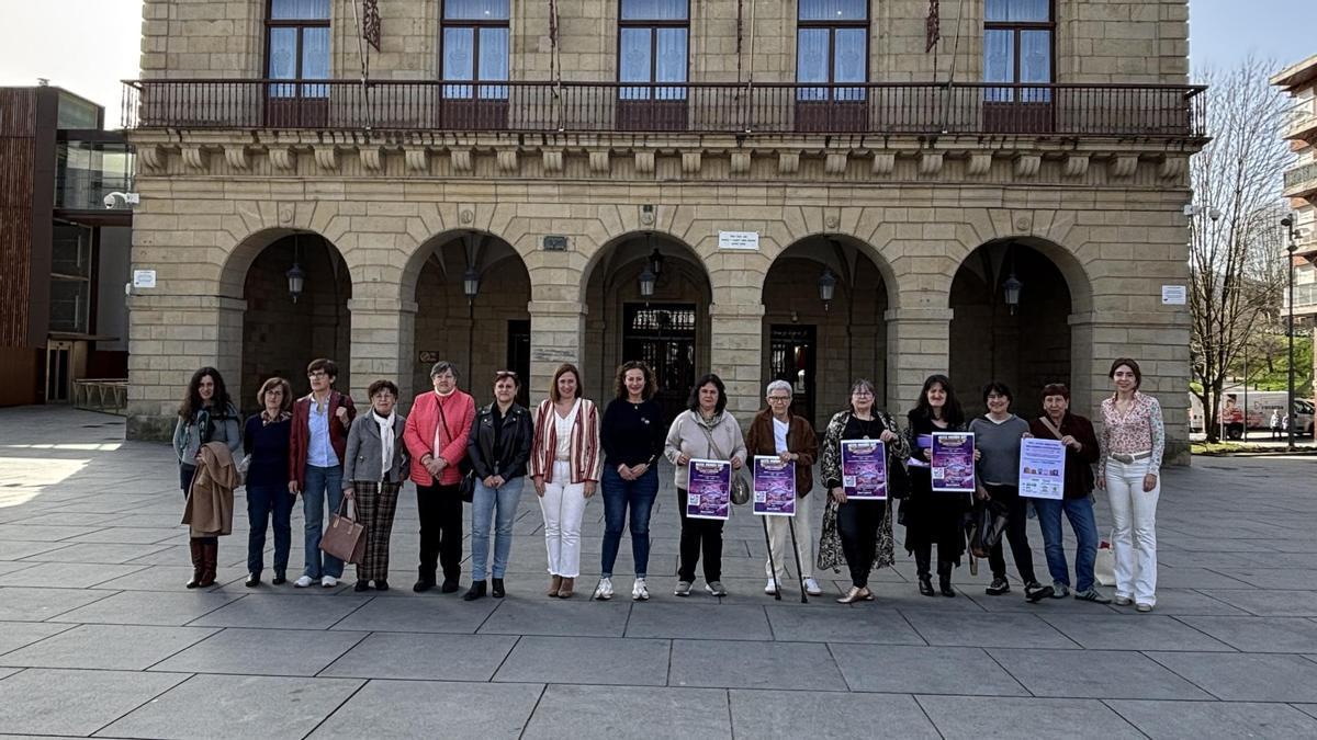 Cristina Laborda y Maite Cortina junto a las representantes de diversas asociaciones feministas de Irun.