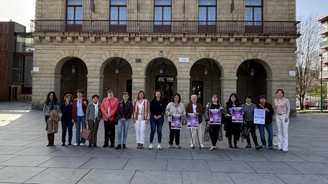 Cristina Laborda y Maite Cortina junto a las representantes de diversas asociaciones feministas de Irun.