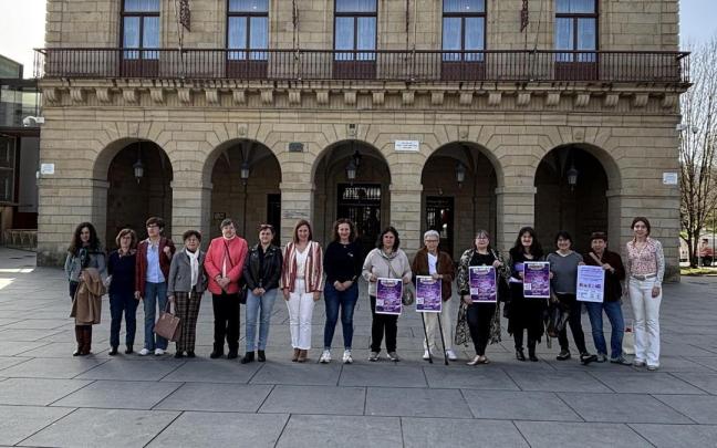 Cristina Laborda y Maite Cortina junto a las representantes de diversas asociaciones feministas de Irun.