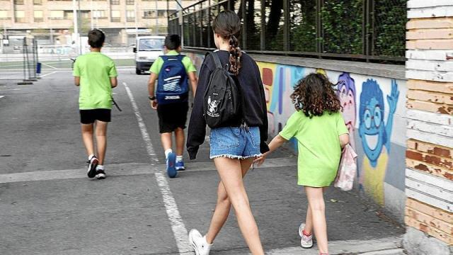 Varios niños y niñas acuden juntos al colegio.