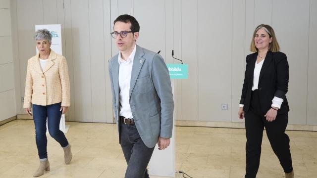 Los candidatos de EH Bildu, Pello Otxandiano, Nerea Kortajarena e Ima Garrastatxu