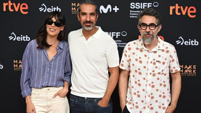 Berto Romero, Belén Cuesta y Javier Ruiz Caldera (c), del equipo de 'Cinco minutos más'.