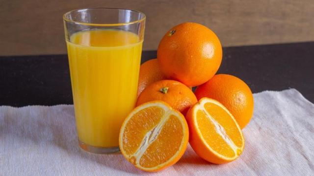 Un vaso de zumo exprimido de las naranjas.