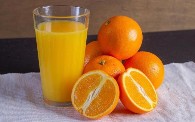 Un vaso de zumo exprimido de las naranjas.