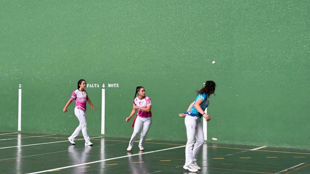Laia Salsamendi y Nora Mendizabal, en acción.