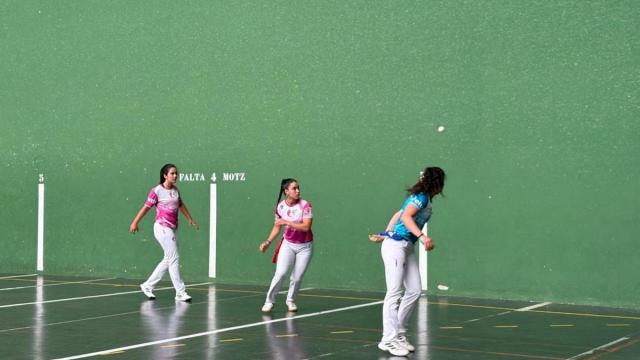 Laia Salsamendi y Nora Mendizabal, en acción.