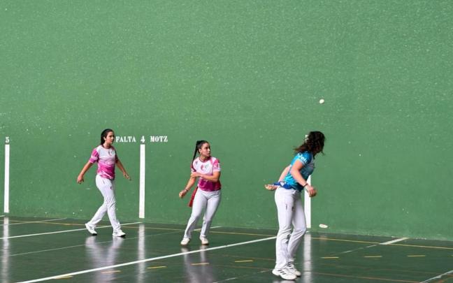 Laia Salsamendi y Nora Mendizabal, en acción.