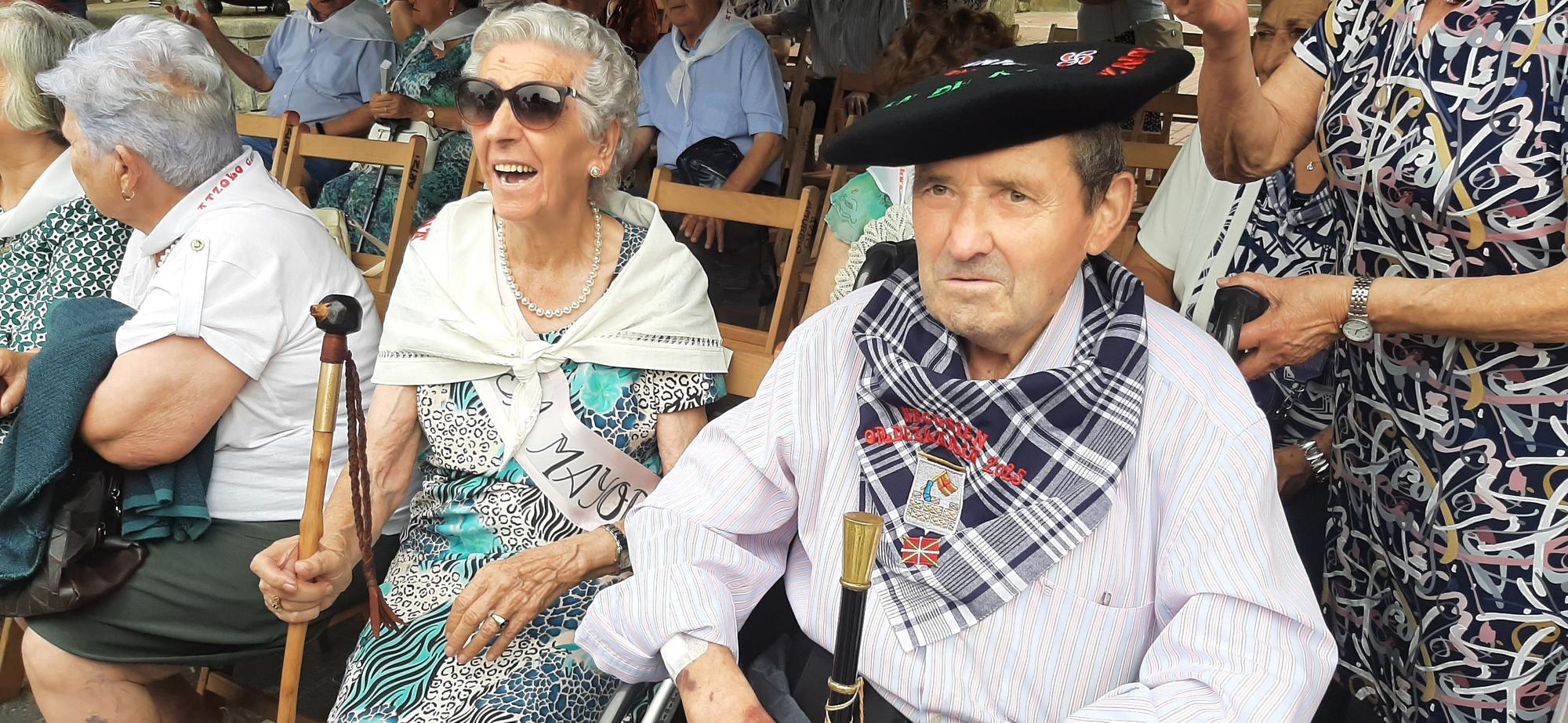 Juli y Josetxu en el lunch en la plaza Juan Urrutia