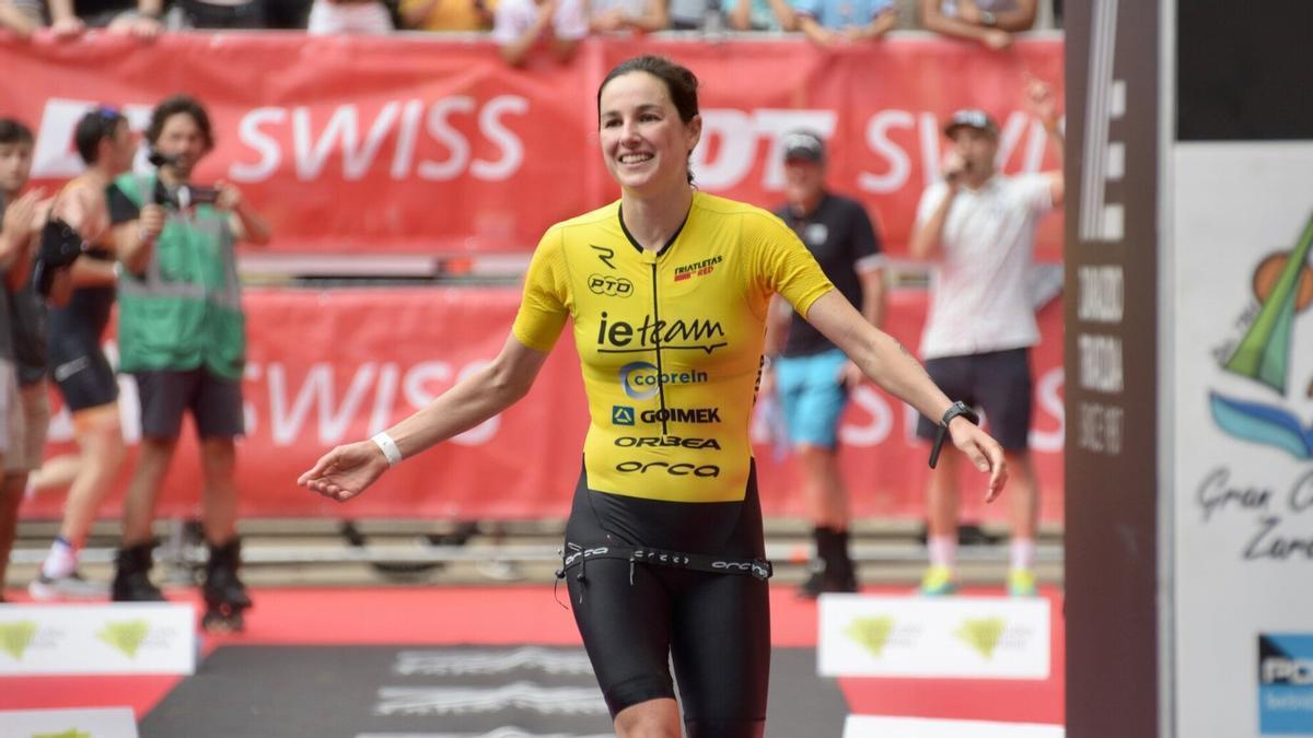 Helene Alberdi participando en la Triatlón de Zarautz hace dos ediciones.