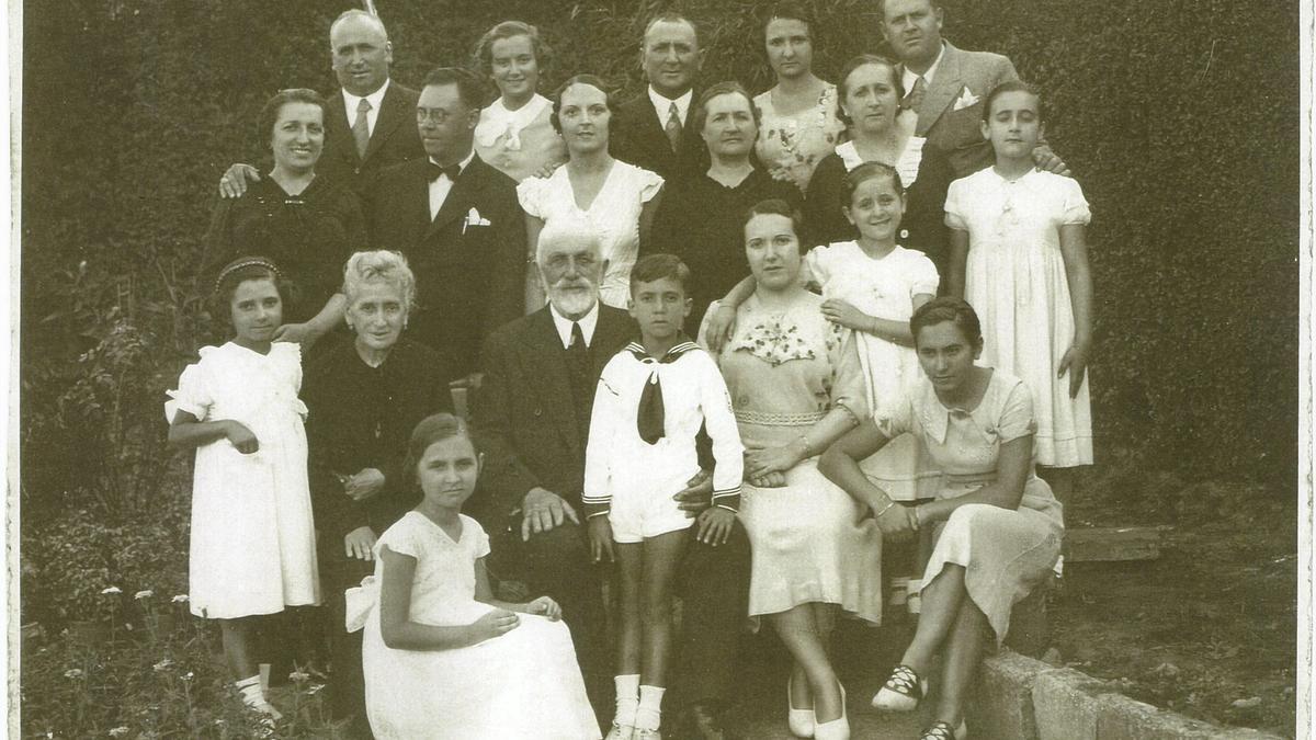Pedro Múgica, en el centro, agarra a su nieto vestido de marinero en una imagen familiar.