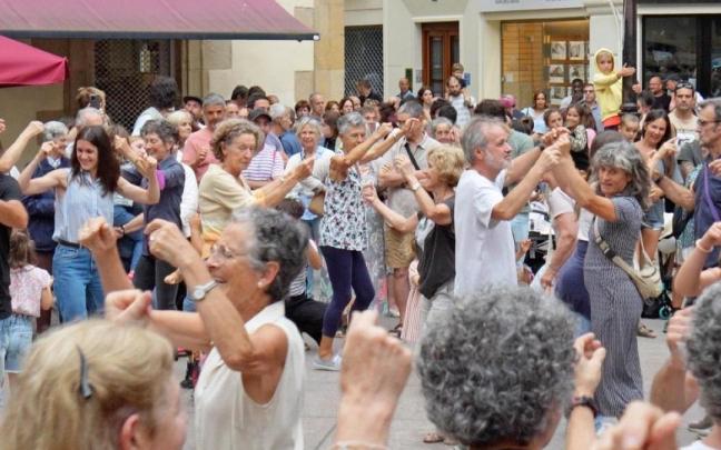 Zarauztarras bailando romerías en la Musika Plaza en verano. / Udala Zarauztarras bailando romerías en la Musika Plaza en verano.