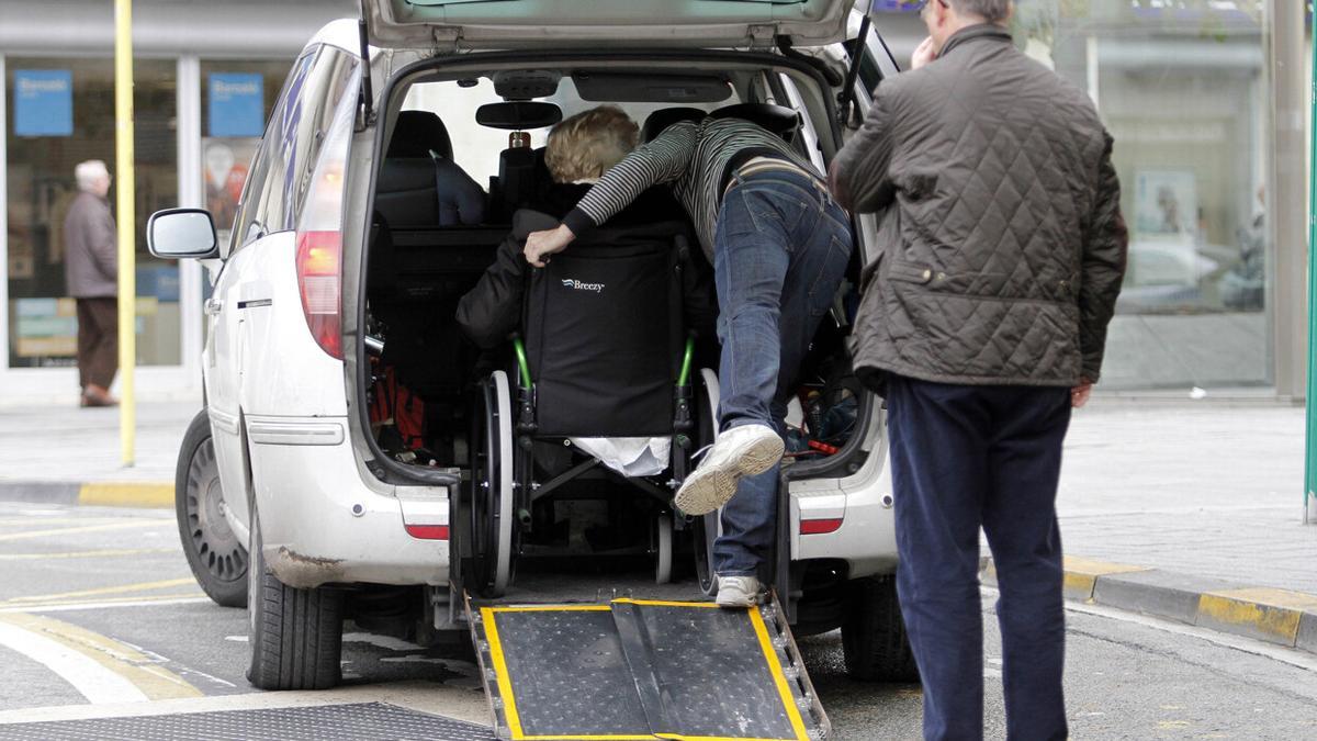 Imagen de archivo de una persona en silla de ruedas accediendo a un eurotaxi.