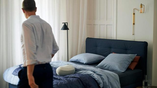 Encontrarse la cama hecha al regresar al dormitorio puede cambiar por completo la percepción de la estancia.