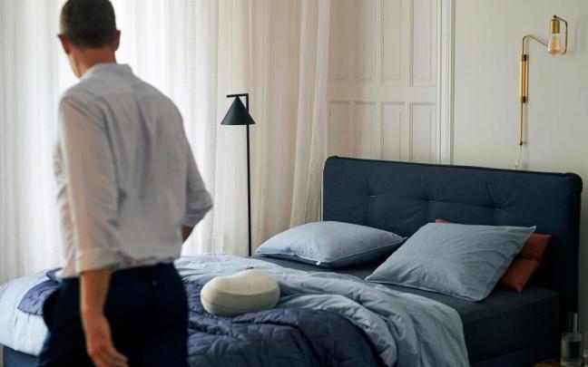 Encontrarse la cama hecha al regresar al dormitorio puede cambiar por completo la percepción de la estancia.