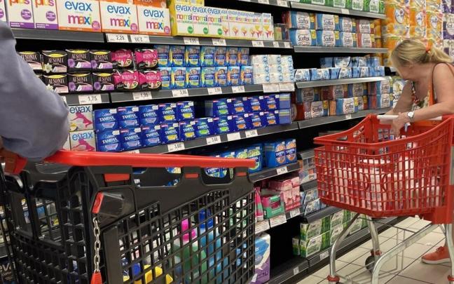 Varias personas hacen la compra en un supermercado Varias personas hacen la compra en un supermercado