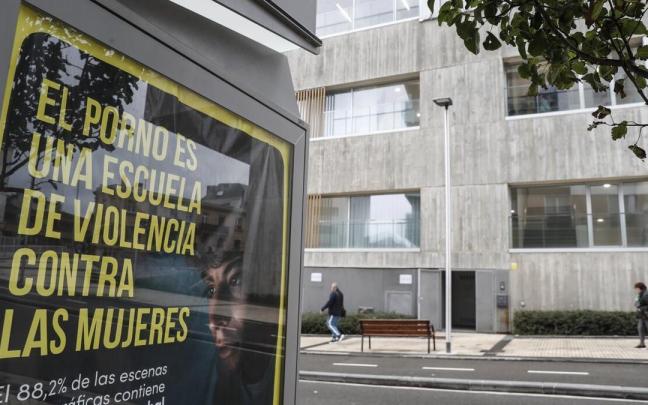 Un cartel de la campaña de Emakunde en Donostia.