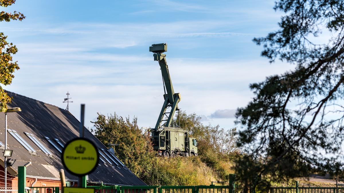 Un radar móvil instalado en el área militar de Amager, en Dinamarca, tras el avistamiento de drones cerca del aeropuerto de Copenhague la noche del 22 de septiembre.