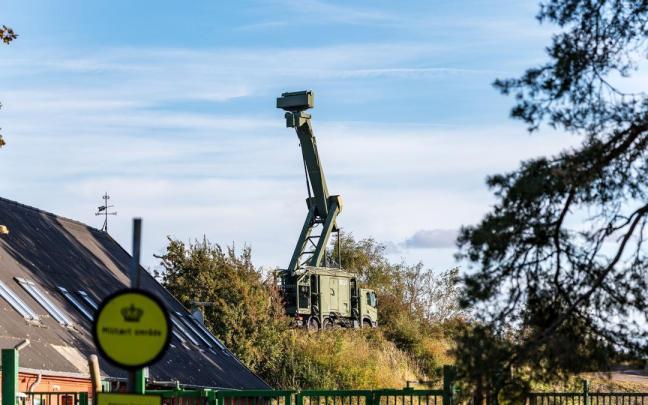 Un radar móvil instalado en el área militar de Amager, en Dinamarca, tras el avistamiento de drones cerca del aeropuerto de Copenhague la noche del 22 de septiembre.