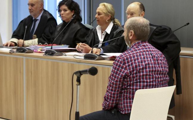 El acusado (d), durante la sesión de este martes del jueves. El acusado (d), durante la sesión de este martes del jueves.