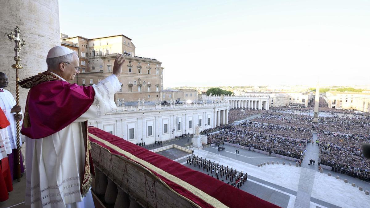 El Papa León XIV saluda a la multitud que llenaba la plaza de San Pedro tras su proclamación.