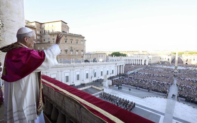 El Papa León XIV saluda a la multitud que llenaba la plaza de San Pedro tras su proclamación. / EFE El Papa León XIV saluda a la multitud que llenaba la plaza de San Pedro tras su proclamación.