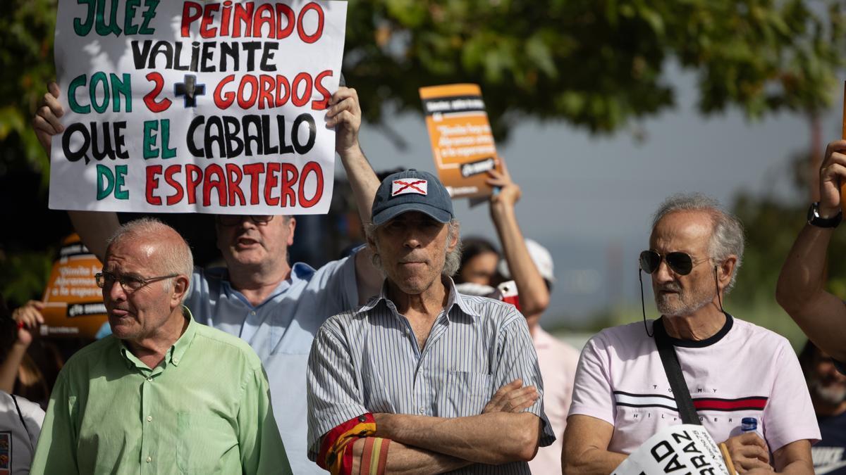 Manifestantes ultras expresan su devoción por el juez Peinado ante La Moncloa