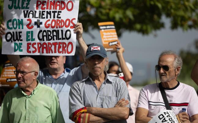 Manifestantes ultras expresan su devoción por el juez Peinado ante La Moncloa