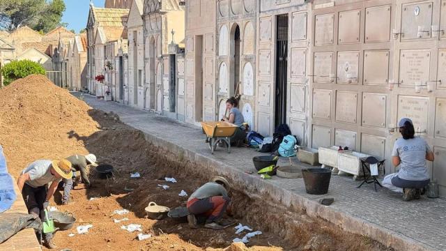 Trabajos de exhumación de fosas en el cementerio de Son Servera.
